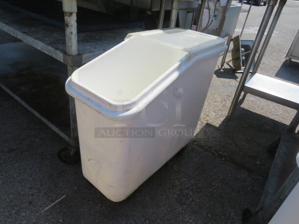 One Ingredient Bin On Casters. Half Lid. - Image 1 of 1