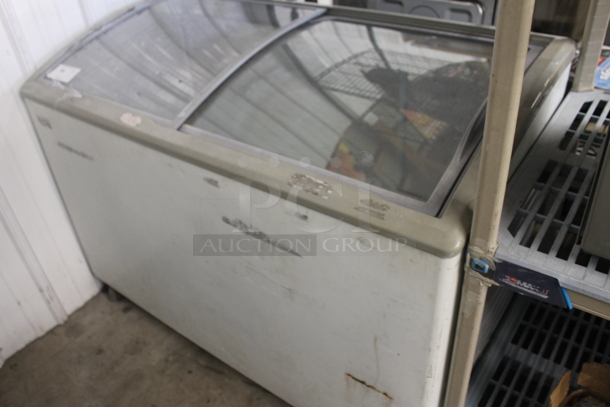 Avantco 360ICFC12 Metal Commercial Chest Freezer Merchandiser on Commercial Casters. 115 Volts, 1 Phase. Tested and Powers On But Does Not Get Cold - Image 3 of 6