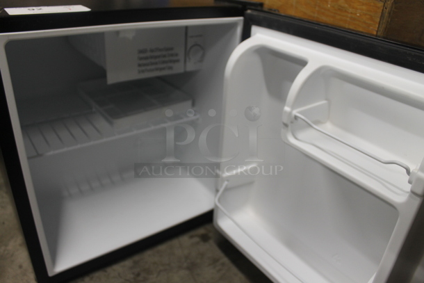 Sunbeam REFSB17B Mini Cooler. 115 Volts, 1 Phase. Tested and Working! - Image 4 of 5