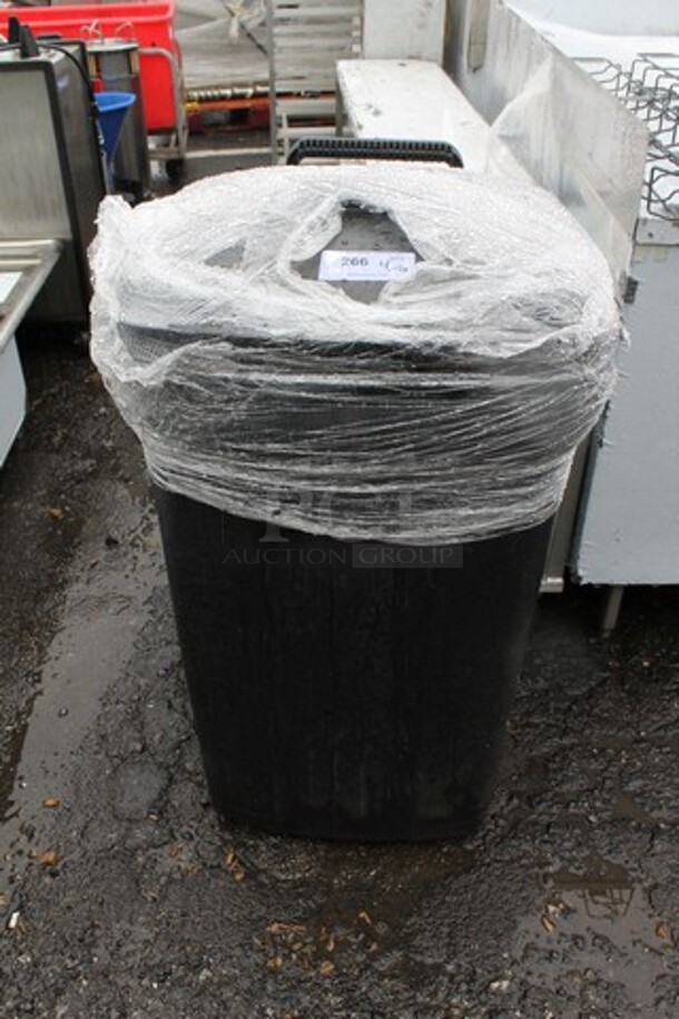 Rough & Rugged Trash Can w/ Metal Pans on Wheels. 