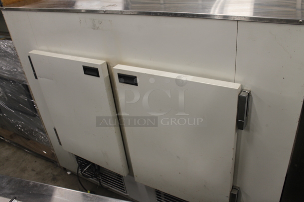 BRAND NEW SCRATCH AND DENT! Master-Bilt FIP-50 Metal Commercial Ice Cream Cake Freezer Display Case Merchandiser. 208-230 Volts, 1 Phase.  - Image 4 of 7