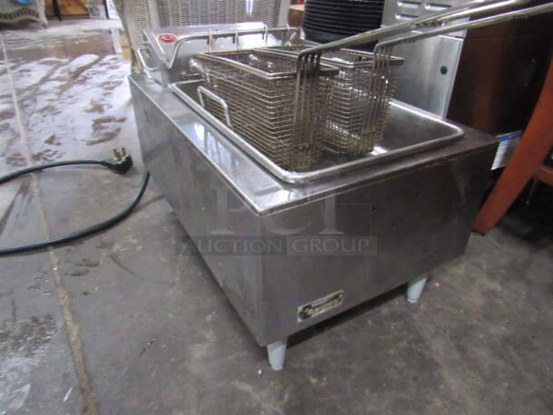 One Stainless Steel Wells Double Basket Table Top Deep Fryer. 208-240 Volt.  - Image 4 of 4