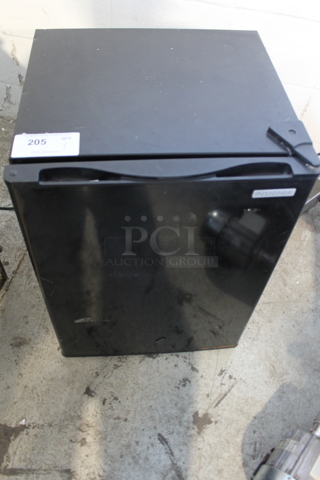 Insignia NS-CF26BK6 Metal Mini Cooler. 115 Volts, 1 Phase. Tested and Working!
