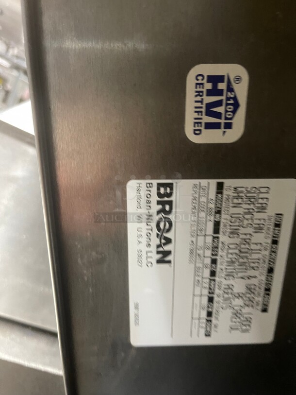 Broan Under Cabinet Range Hood  Heat Sentry™, Convertible Vent Options, UL Listed, and HVI-2100 Certified: 42 Inch, 198 CFM 115 Volt Tested and Working! - Image 5 of 9