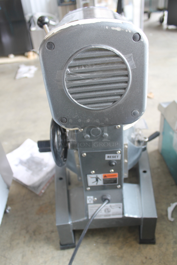 LIKE NEW! Avantco MX10 Metal Commercial Countertop 10 Quart Planetary Dough Mixer w/ Stainless Steel Bowl, Bowl Guard, Whisk and Dough Hook Attachments. 115 Volts, 1 Phase. Unit Has Only Been Used a Few Times! Tested and Working! - Image 10 of 11