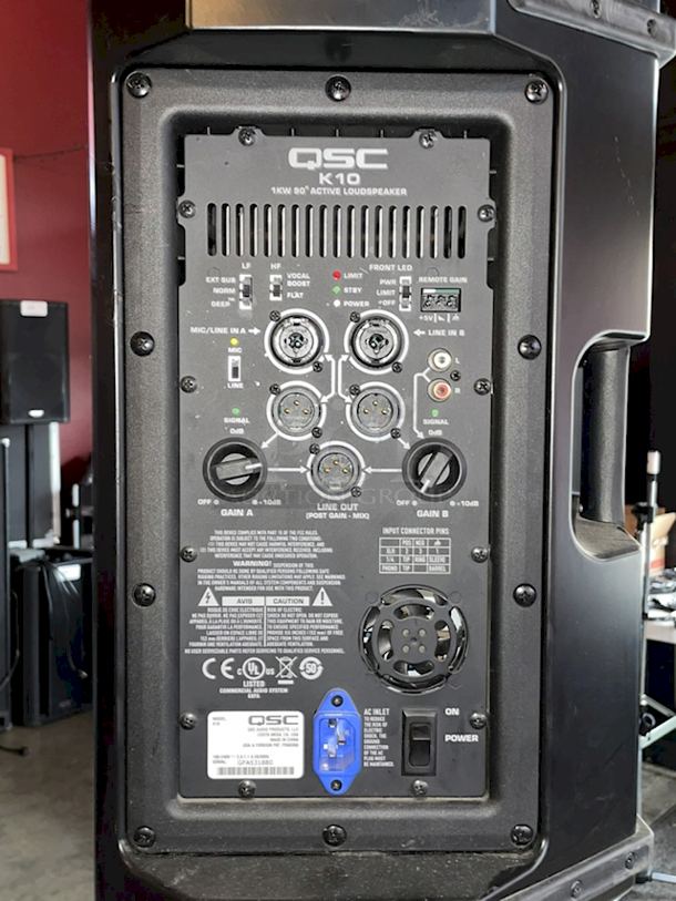 BEAUTIFUL! QSC Speaker Stand AND K10 1000 W 90° Active 10" (250 mm) 2-way PA Loudspeaker. 100-240V ~ 2.3-1.1 A 50/60Hz 12.6" x 11.8" X 20.4" - Image 4 of 5