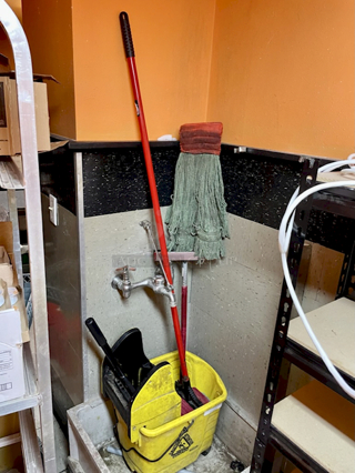 Rubbermaid Mop Bucket With Mop, Mop Head and Squeegee. 4x your Bid