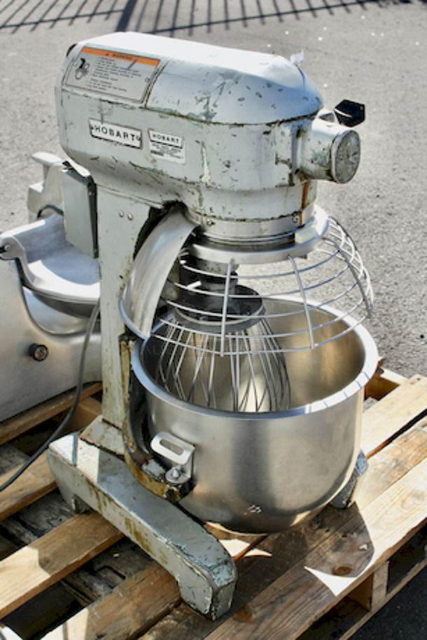 Hobart A-200 20qt Mixer With Guard, Bowl And Wire Whip.  - Image 3 of 4