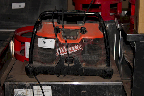 AWESOME! Milwaukee 49-24-200 HD Job Site Radio 49-24-200 - Image 2 of 4