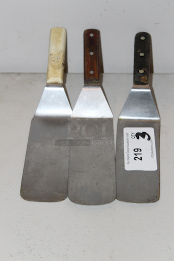 Hamburger Turner, Solid With Rounded Edge
2-3/4x14
3x Your Bid
