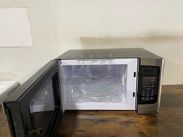 BRAND NEW Scratch & Dent Insignia microwave oven
