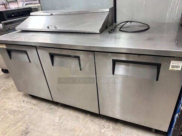 True TSSU-72-12 72"Sandwich/Salad Prep Table w/ Refrigerated Base, 115v Tested and Working - Image 4 of 10