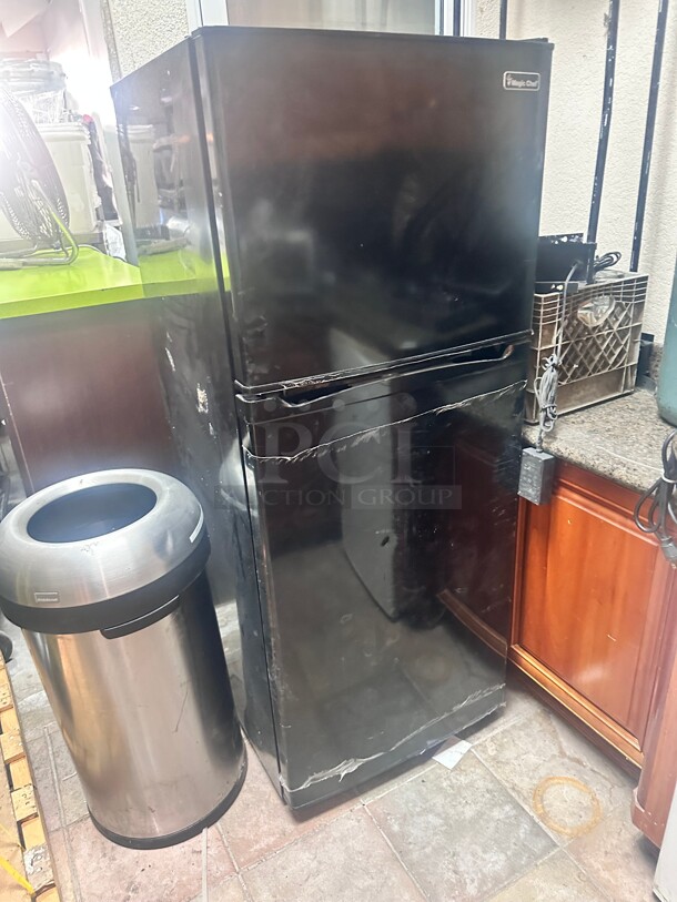 Magic Chef 10.1 cu. ft. Top Freezer Refrigerator in Black, Counter Depth 115 Volt Tested and Working - Image 2 of 4