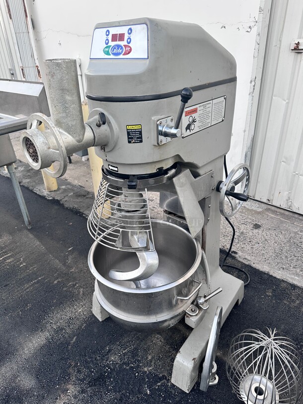 Late Model Globe SP40 40 qt Commercial Heavy Duty Planetary Dough Mixer - Floor Model, 2 hp, 220v, 3ph NSF Tested and Working  - Image 4 of 10