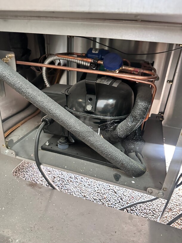 Excellent Condition Lakeside 60 in. Cold Food Table Salsa Bar 115 Volt Tested and Working! - Image 8 of 10