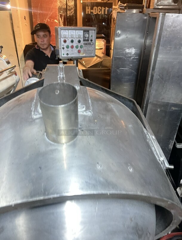 Commercial 100 Gallon Rotating Tilted Heated Kettle Gas Operated Working - Image 2 of 4