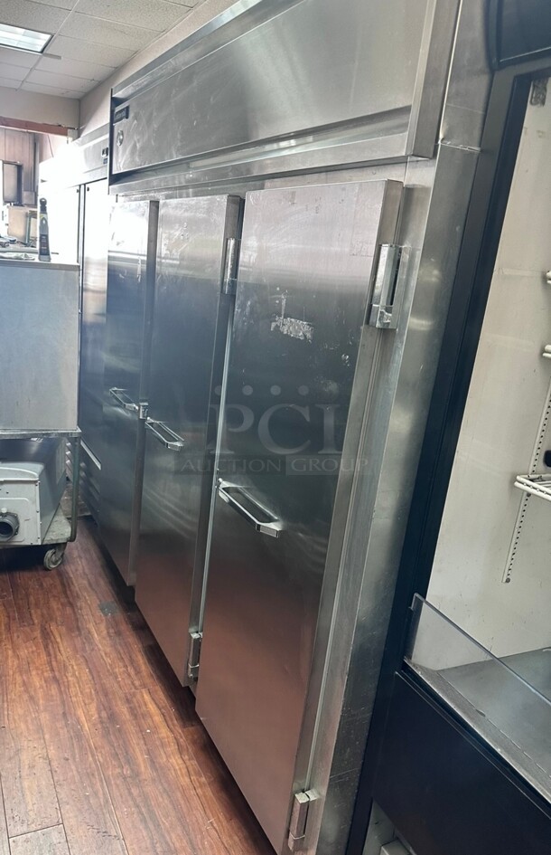 Working Continental  78 inch Three Section Commercial Refrigerator Freezer - Solid Doors, Top Compressor, 220 Volt 1 Phase - Image 6 of 6