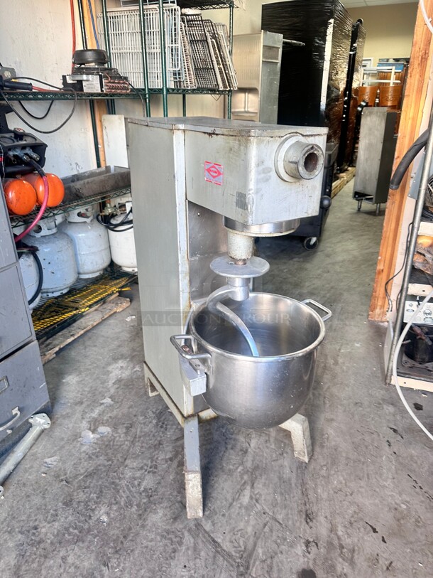 Intedge Commercial Heavy Duty 30 Qt Dough Mixer 115 Volt Tested and Working - Image 2 of 8