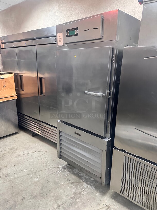 Traulsen RBC100 Self-Contained Reach-In 100 lb Blast Chiller 220 Volt 1 Phase Not Sure Of Functionality - Image 5 of 10