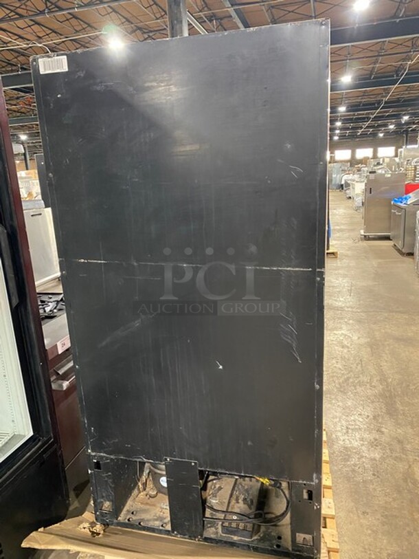 SWEET! Royal Vendors Commercial Floor Style Refrigerated Soda Can Vending Machine!  Suitable for Outdoor Use! MODEL RVCC6609 SN: 200116BA01331 - Image 4 of 11