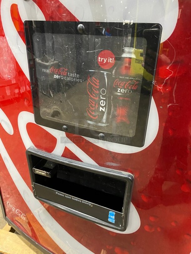 SWEET! Royal Vendors Commercial Floor Style Refrigerated Soda Can Vending Machine!  Suitable for Outdoor Use! MODEL RVCC6609 SN: 200116BA01331 - Image 9 of 11