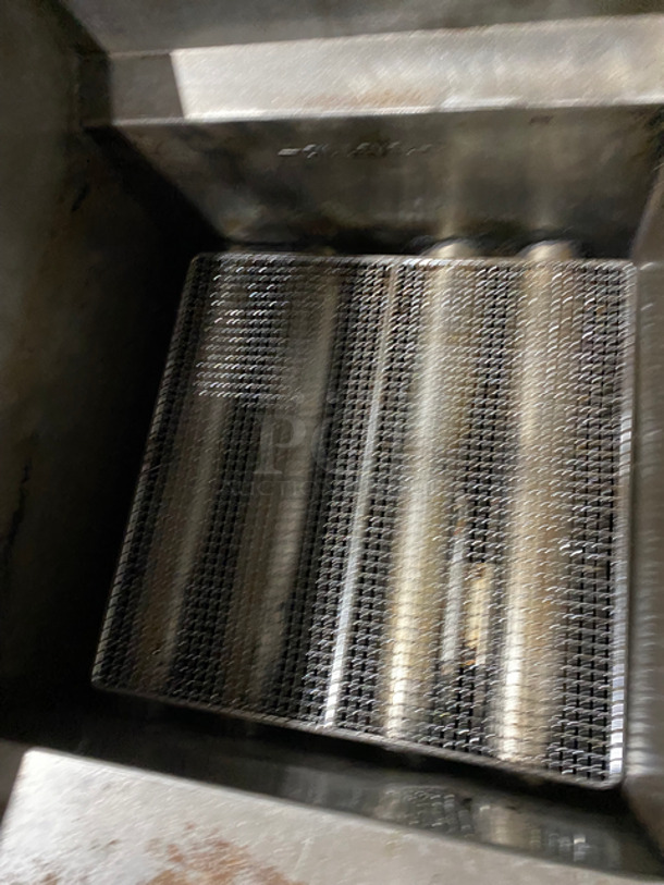 Pitco Frialator Commercial Natural Gas Powered 2 Bay Deep Fat Fryer! With Back Splash! With 4 Metal Frying Baskets! All Stainless Steel! On Casters! - Image 7 of 10