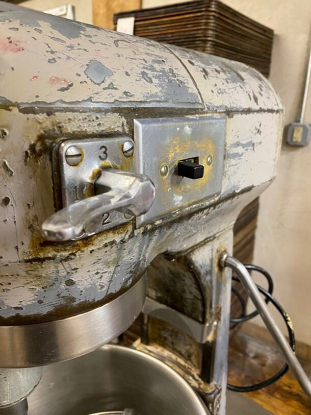 Hobart 20 Quart 1/2 HP Heavy Duty Commercial Planetary Bench Mixer With Bowl! With Dough Hook, Paddle and Whisk Attachments! Working When Removed!  MODEL A200 SN:1513533 115V 1PH - Image 8 of 9
