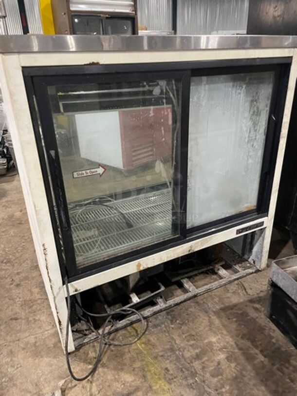 True Refrigerated 48 Inch Deli Display Case Merchandiser! Model TSID48-2 Serial 1431514! 115V 1 Phase!   - Image 4 of 8