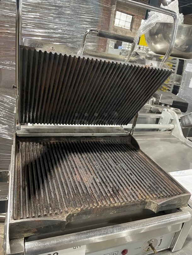 Eurodib Commercial Countertop Panini/Sandwich Press! With Ribbed Press! All Stainless Steel! 120V! Model: SFE02345-120! - Image 6 of 8