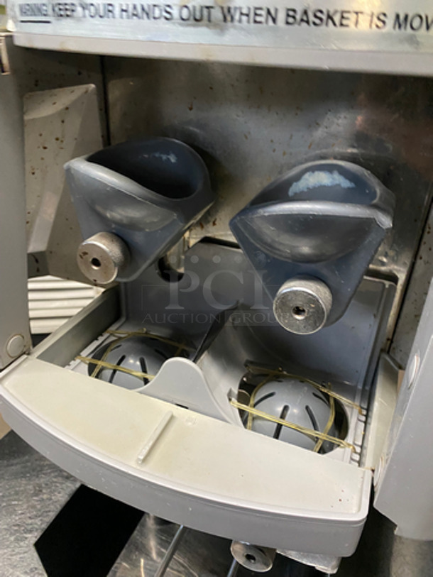 Zummo Commercial Automatic Citrus Juicer! On Stainless Steel Equipment Stand! On Casters! Model: Z14C SN: 2138626 110V 60HZ 1 Phase - Image 6 of 10