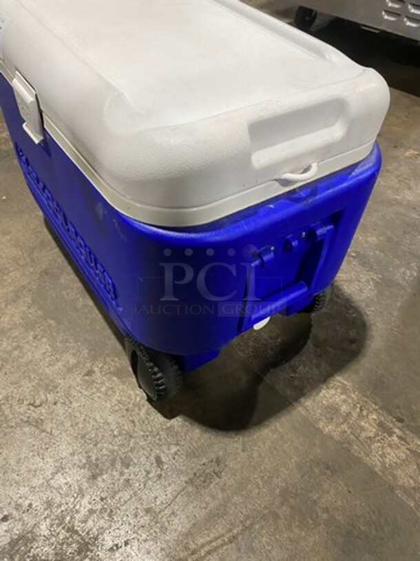 Igloo Blue And White Poly Portable Cooler! With Lid! With Pull Handle! On Casters! - Image 2 of 6