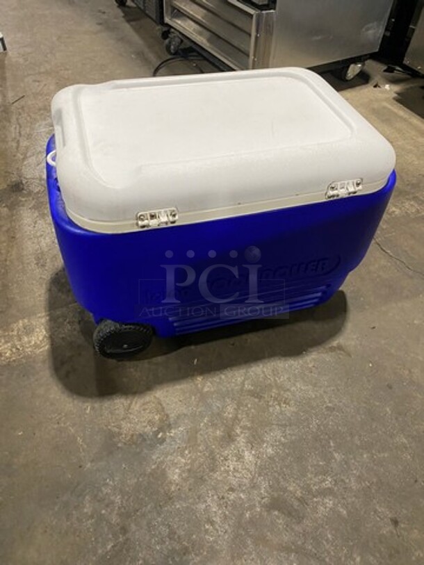 Igloo Blue And White Poly Portable Cooler! With Lid! With Pull Handle! On Casters! - Image 3 of 6