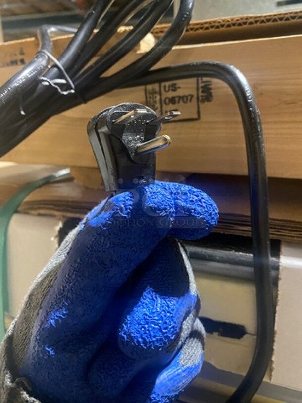 GREAT! BRAND NEW! IN THE BOX! Norlake Commercial Self Contained 6x6 Walk-In Freezer! With Floor! Self-Contained Compressor/Blower! Model: KL66CRM 208/230V 1 Phase - Image 8 of 10