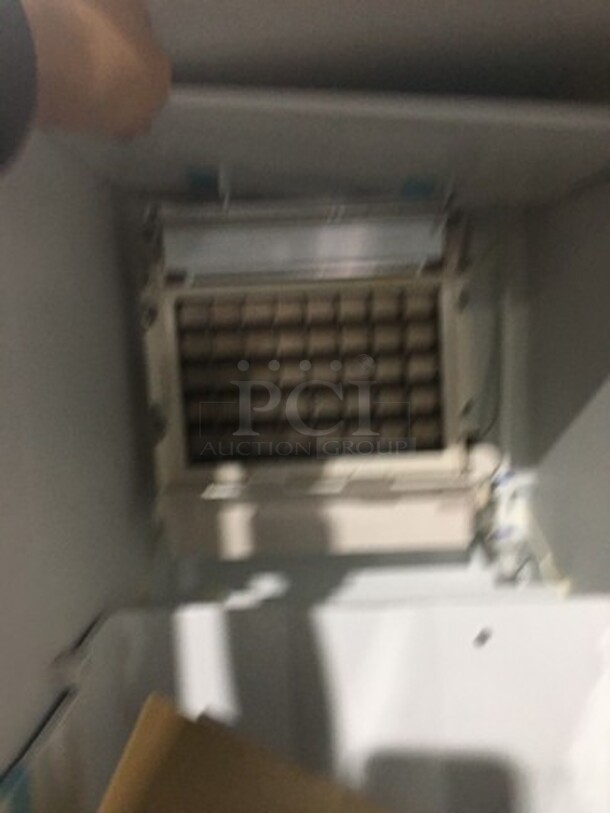 NEW! OUT OF THE BOX! SCRATCH-N-DENT! Danby Undercounter Ice Maker! 32LB Ice Capacity! Model: DIM32D1BSSPR - Image 8 of 11