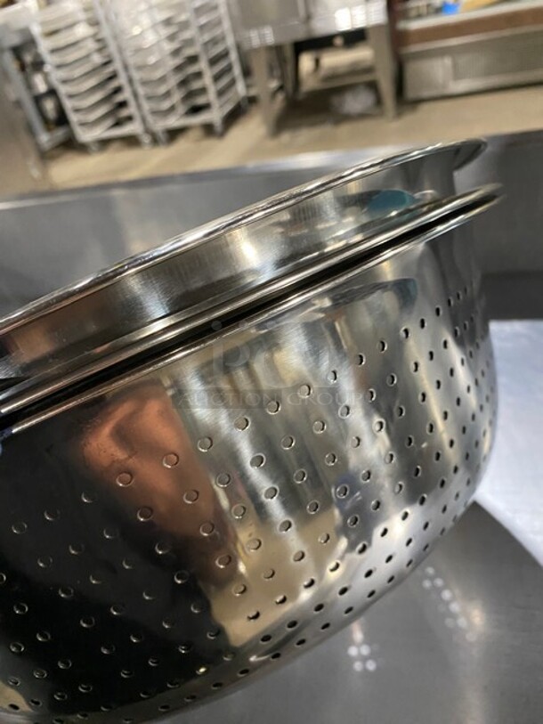 Winco Stainless Steel Colander! MODEL  CCOD-15S! - Image 2 of 4