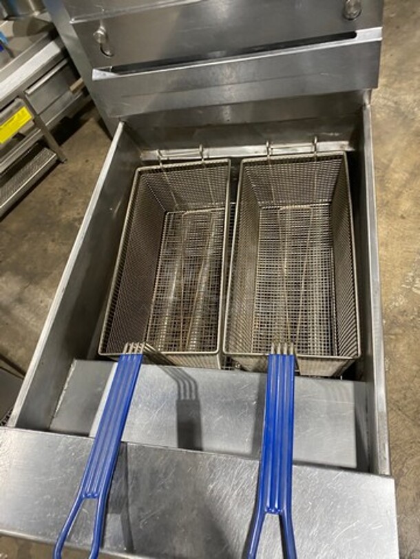 Pitco Commercial Natural Gas Powered 75LB Deep Fat Fryer! With 2 Metal Frying Baskets! All Stainless Steel! On Legs! - Image 5 of 9