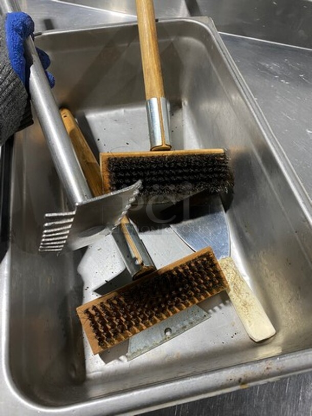 ALL ONE MONEY! Grill Cleaning Brushes And Scrapers! - Image 6 of 6