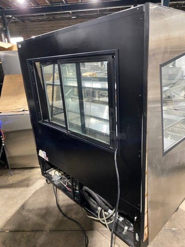 Federal Industries Commercial Refrigerated Grab-N-Go Open Case Merchandiser! With Rear Access Doors! Model: RSSM560SC5 SN: 130611769602 120/208/240V 60HZ 1 Phase - Image 4 of 8