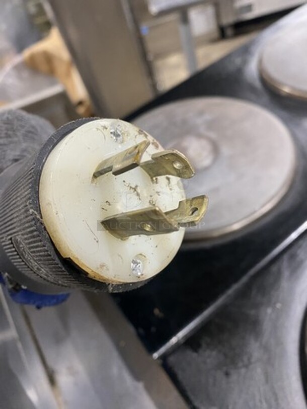 Hobart Electric Powered 6 Burner Stove! With Full Size Oven Underneath! Model HCR43 Serial 481277840! 480V 3 Phase! On Commercial Casters! - Image 10 of 10