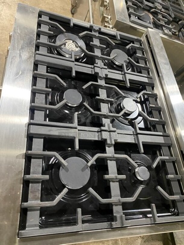 GORGEOUS! 2018 ZLINE Gas Powered 6 Burner Stove! With Oven Underneath! Stainless Steel! MODEL RG36 Serial 18121990008  - Image 5 of 10