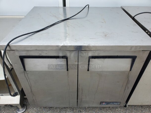 True TUC-36| 36" Undercounter Refrigerator - 2 Door 115V| 36"W X 30"D X 36"H| (Running but not cooling) - Image 2 of 4