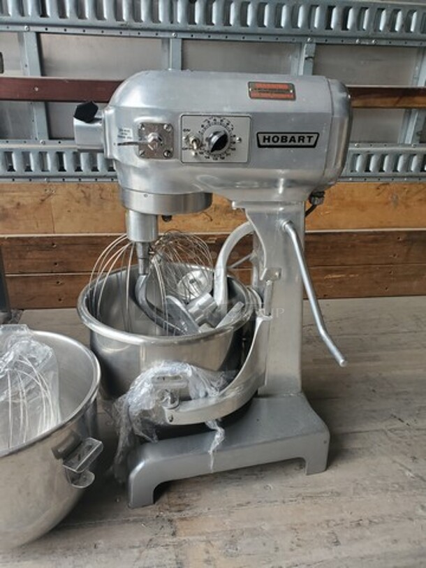 Hobart A-200DT 20Qt Mixer 115V Includes a bowl, Hook, wire whip & a flat beater, Very nice condition!  - Image 1 of 4