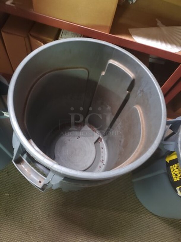 Rubbermaid 32 Gallon/121.1L Grey Brute Trash Can with Lid BIDX2 - Image 2 of 2