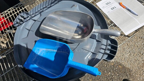 Lot of 2 Miscellaneous Ice Scoops - Image 2 of 2