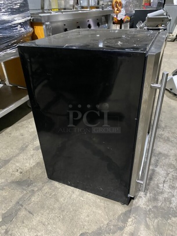 Magic Chef One Door Mini Cooler! With Racks! Model HMBC58ST! 1 Phase!  - Image 2 of 8