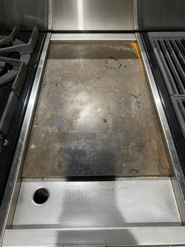 AMAZING! Viking Duel Fuel Powered 4 Burner Stove! With Built In Flat And Ribbed Griddle! With 2 Oven Underneath! Metal Oven Racks! All Stainless Steel! On Legs! - Image 8 of 12