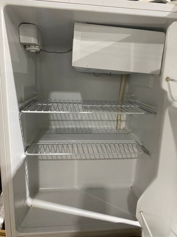 Black & Decker Countertop/ Undercounter Mini Refrigerator! Model: BCFA27 SN: BS04T1E7X00BKCCU4586 115V - Image 6 of 8
