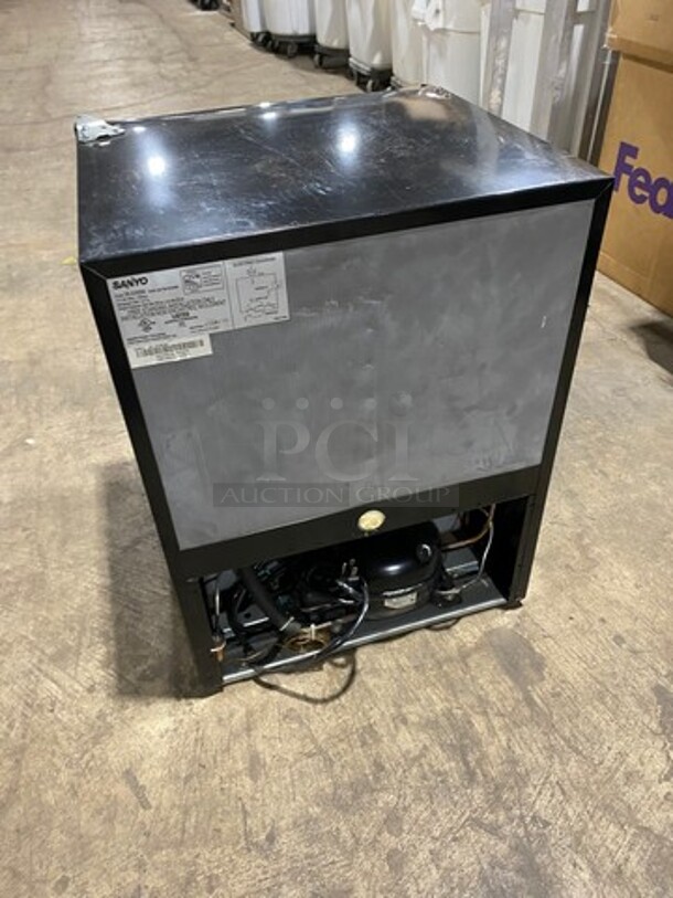 Sanyo Undercounter Single Door Refrigerator! With Poly Racks And Shelves! Model: SRA2480M SN: B032094098920405 115V - Image 4 of 9