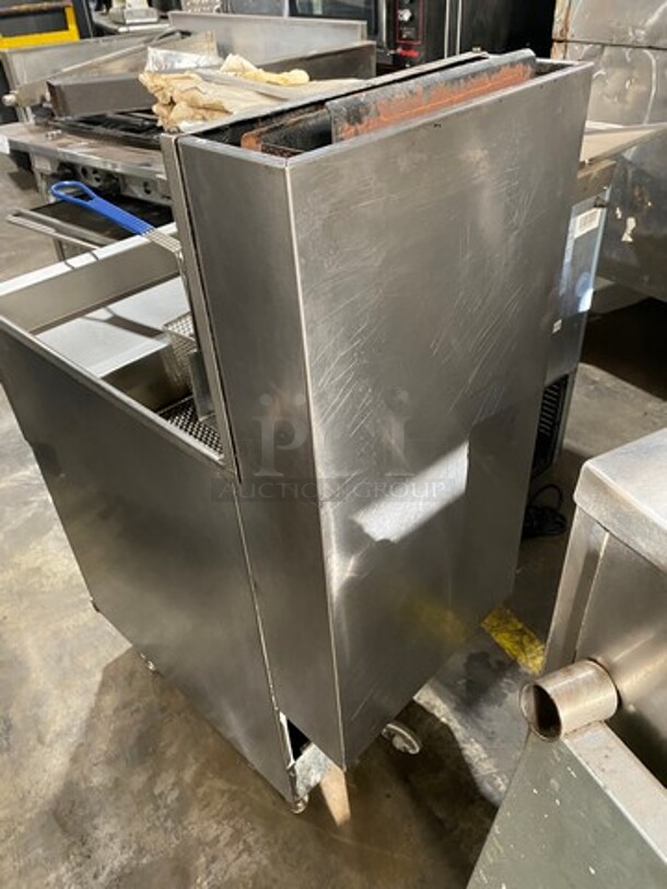 Pitco Frialator Commercial Natural Gas Powered Deep Fat Fryer! With Single Frying Basket! All Stainless Steel! On Legs! Model: 40CSS SN: G05AB050486 - Image 3 of 9