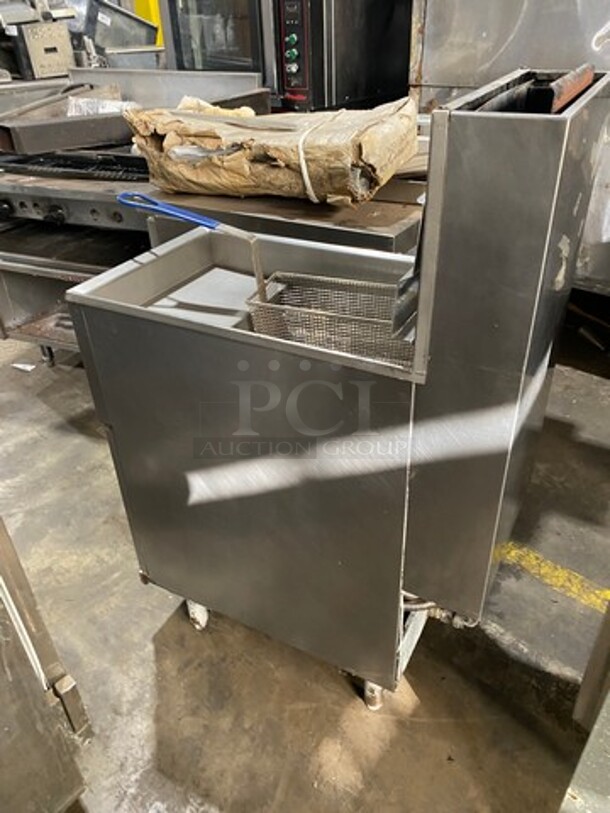 Pitco Frialator Commercial Natural Gas Powered Deep Fat Fryer! With Single Frying Basket! All Stainless Steel! On Legs! Model: 40CSS SN: G05AB050486 - Image 4 of 9